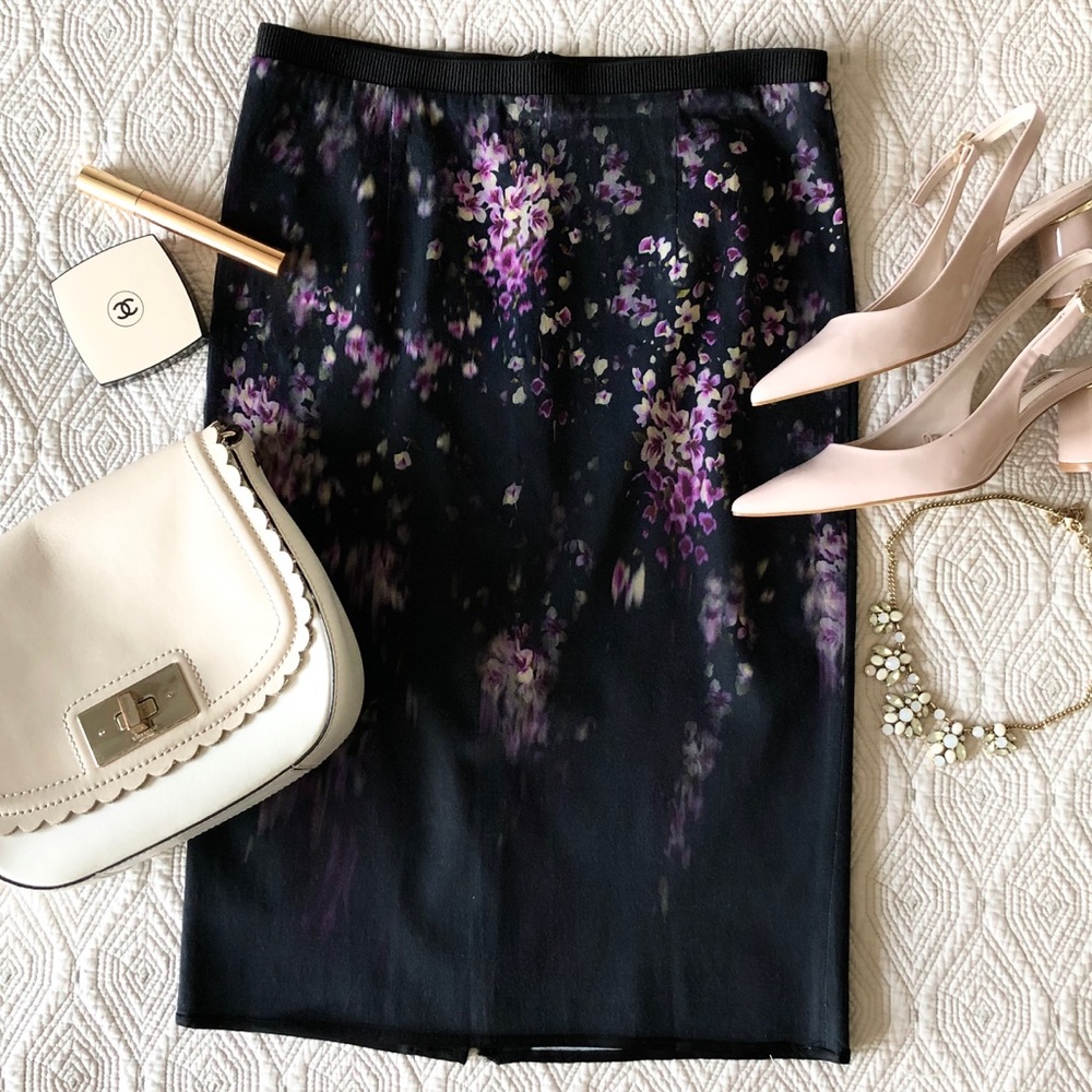 🌷🌷🌷 Zara navy purple floral pencil skirt for spring